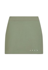 Falda deportiva verde oliva con una cinturilla ancha y un pequeño logo blanco cerca del dobladillo inferior derecho.