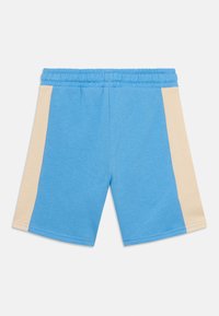Shorts en coton bleu avec un panneau latéral beige, dotés d'une taille élastique et d'une texture douce, conçus pour le confort et le style décontracté.