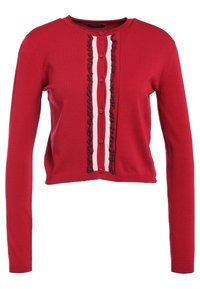 Punainen neuletakki, jossa on pyöreä pääntie, pitkät hihat, ribbireuna ja napitus edessä, jossa on pystysuora raitakuvio pitsistä ja vaaleanpunaisesta kankaasta.