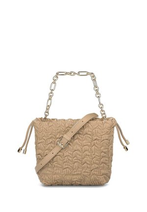 Bolso beige con textura, laterales con cordón, asa de cadena dorada y correa de hombro ajustable en beige con hebilla.
