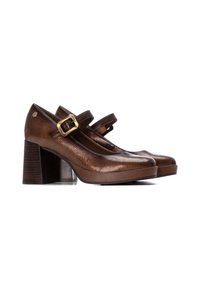Scarpe Mary Jane in pelle marrone con finitura testurizzata, cinturino regolabile e fibbia in bronzo, dotate di un tacco a blocco in legno spesso.