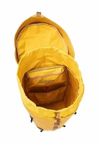 Zaino impermeabile giallo con chiusura a rotolo, dotato di un compartimento interno, tasca con zip e spallacci in tessuto.