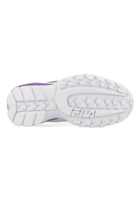 Suela de zapatilla deportiva blanca con acentos morados, con un patrón de banda de rodadura en capas y un logotipo elevado. Diseñada para tracción y agarre.