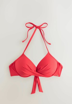 Sarkans bikinī tops ar mīkstiem, trīsstūrveida kausiem, sasietu kakla lenti un savītas priekšpuses detaļu. Gluda tekstūra un vienkrāsaina bez rakstiem.