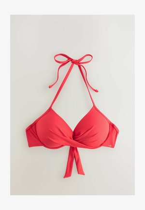 Röd bikinitopp med vadderade, trekantiga kupor, knuten halterneck och en knuten detalj framtill. Slät textur och enfärgad utan mönster.