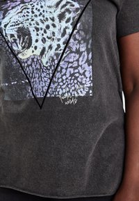 ONLY Carmakoma CARMIKO LIFE WASHED TEE - Marškinėliai su spaudiniu - black