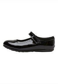 Scarpa Mary Jane in vernice nera con punta arrotondata, cinturino regolabile in velcro, dettaglio perforato lungo la tomaia e suola piatta.
