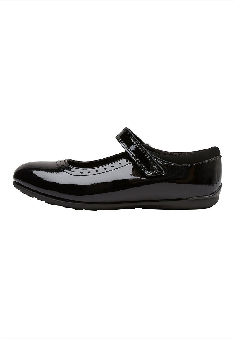 Scarpa Mary Jane in vernice nera con punta arrotondata, cinturino regolabile in velcro, dettaglio perforato lungo la tomaia e suola piatta.