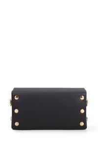 Sac rectangulaire noir avec des accents en métal doré et des boutons-pression sur les côtés. Texture en cuir lisse avec une base plate pour plus de stabilité.