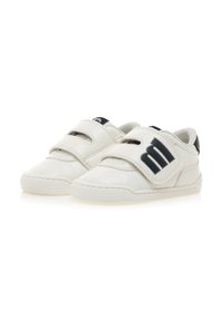 Witte leren sneakers met een ronde neus, klittenbandbandjes en zwarte logo-accenten. Getextureerde zijpanelen en gestikte details.