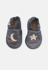 Myke marineblå babysandaler i myk tekstil med elastiske åpninger, utstyrt med broderte måne- og stjernedesign i lys gull og rosa.