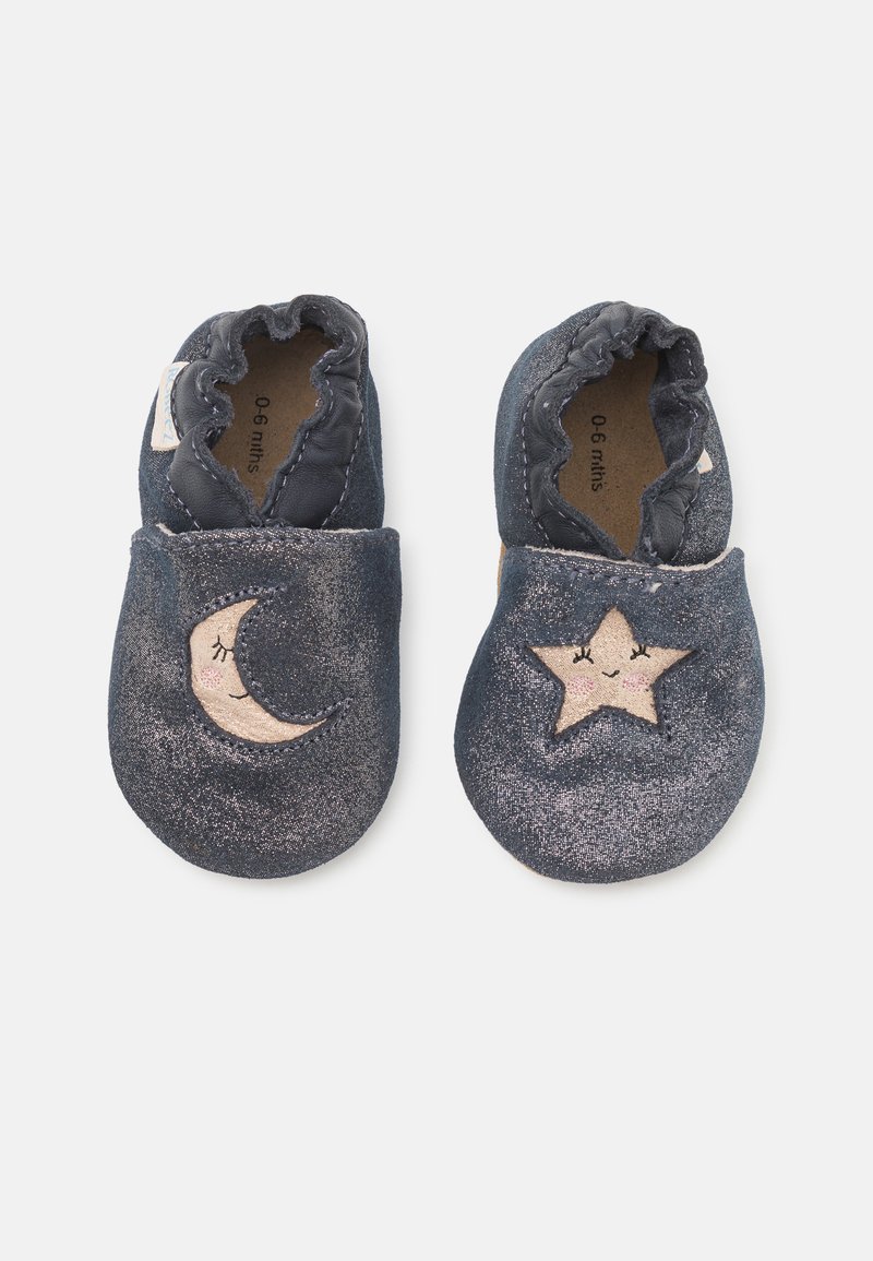 Myke marineblå babysandaler i myk tekstil med elastiske åpninger, utstyrt med broderte måne- og stjernedesign i lys gull og rosa.