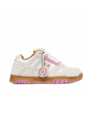 Lavtop hvid sneaker med lyserøde og brune accenter, perforerede sider, snørefront og et mærket rundt mærke, der hænger fra øjet.