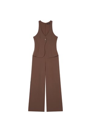 Completo marrone composto da gilet aderente senza maniche con un bottone singolo e pantaloni a gamba larga abbinati, su sfondo bianco.