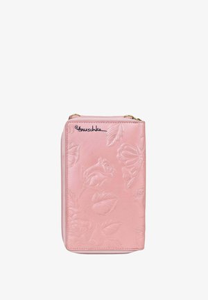 Rosa Lederbörse mit geprägten floralen und Schmetterlingsmotiven, ausgestattet mit einem Reißverschluss und einer schwarzen Unterschrift. Glatte Textur, rechteckige Form.