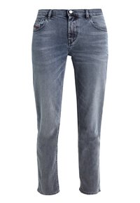 Jeans de denim azul claro con un corte clásico, que cuentan con un cierre de cremallera, cinco bolsillos y un sutil desgaste en la tela.