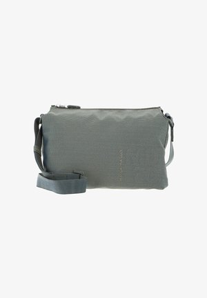 Sac bandoulière gris texturé avec fermeture éclair, sangle réglable et détail de logo discret à l'avant. Matériau durable avec une forme structurée.