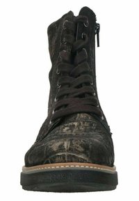 Stivaletto in suede nero con cuciture decorative, apertura frontale con lacci e zip laterale. Superficie texturizzata e suola marrone a contrasto.