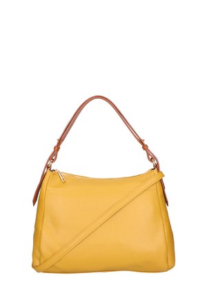 Geel leren handtas met een gestructureerde afwerking, voorzien van een bruine schouderriem en een verstelbare schouderband, ritssluiting en een vlakke bodem.