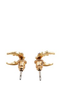 Orecchini color oro con un design a artiglio, superficie testurizzata, arricchiti da gemme colorate nella parte superiore. Connessione a perno circolare.