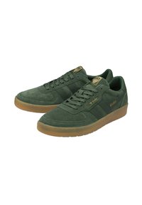 Le sneakers in suede verde presentano una suola in gomma piatta, un branding tonale e sezioni perforate sulla punta. Design con lacci e lati rinforzati.