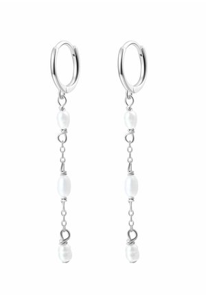 Pendientes de aro de plata con tres perlas blancas cada uno, conectados por pequeños eslabones de cadena y detalles de alambre, colgando verticalmente sobre un fondo blanco.