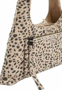 Borsa beige con motivo maculato nero, texture liscia e dettagli intrecciati. Presenta una tasca con cerniera sul davanti.