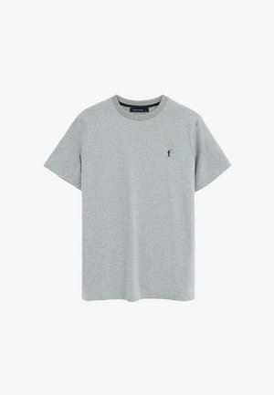 T-shirt grigio chiaro a maniche corte con scollo a girocollo e piccolo logo scuro di giocatore di polo sul petto a sinistra.