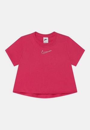 T-shirt Nike rose vif à manches courtes avec col rond et logo Nike swoosh blanc sur la poitrine.