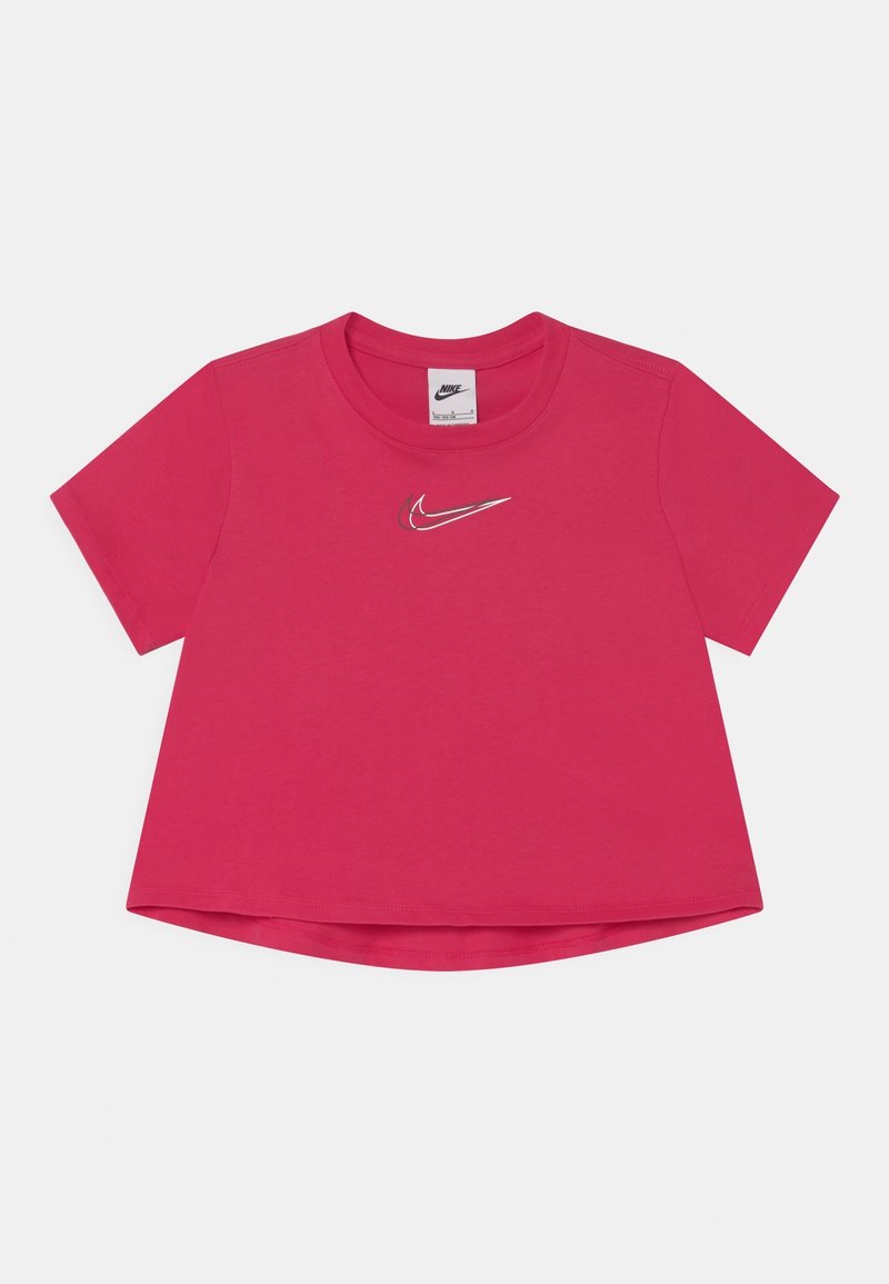 Jasnoróżowa krótka koszulka Nike z krótkim rękawem, okrągłym dekoltem i białym logo Nike swoosh na piersi.