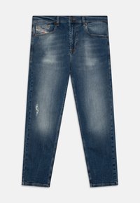 Jeans de denim azul escuro com áreas desbotadas, um pequeno remendo desgastado, cinco bolsos, e fechamento com botão e zipper. Design clássico de perna reta.