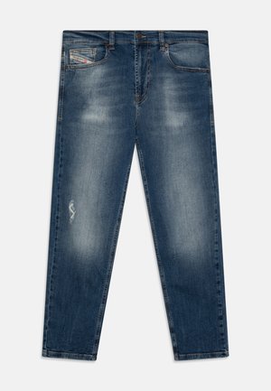 Tumši zili džinsi ar izbalinātām vietām, nelielu noberztu plankumu, piecām kabatām, kā arī ar pogu un rāvējslēdzēju. Klasisks taisnā kāju dizains.