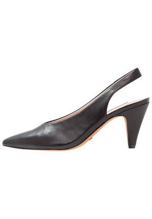 Zwarte leren slingback damesschoen met spitse neus en middelhoge kegelhak op witte achtergrond.
