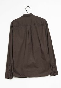 Camicia marrone a maniche lunghe realizzata in tessuto leggero. Presenta un colletto, un dettaglio a pieghe sul retro e polsini con bottoni. Texture liscia con un design casual.