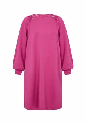 Roze katoenen jurk met lange, gefruite mouwen en kantdetails op de schouders. Eenvoudige, a-lijn vorm met ronde halslijn. Zachte textuur.