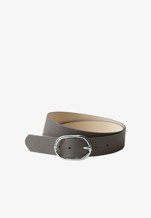Ceinture en cuir gris foncé roulée avec une boucle ovale argentée ondulée et plusieurs trous de réglage visibles sur un fond clair.