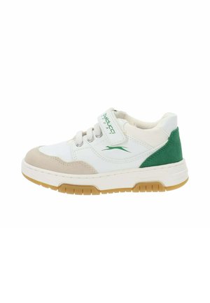 Sneaker bianca con accenti in suede beige, tallone verde e lacci grigi. Presenta una fascia con logo e suola in gomma con grip testurizzato.