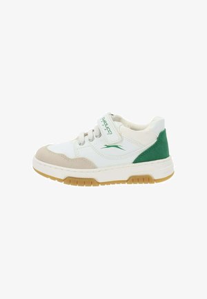 Zapatilla blanca con detalles de ante beige, talón verde y cordones grises. Presenta una correa con logotipo y suela de goma con agarre texturizado.