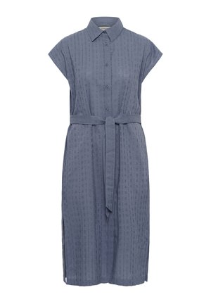 Abito camicia in una tonalità blu ardesia, con maniche corte, vita regolata da una cintura e sottili strisce verticali testurizzate. Include spacchi laterali.