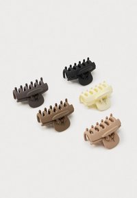 Pieci matēta apdare matu knaģi melnā, tumši brūnā, bežā, gaiši brūnā un krēmkrāsā uz vienkārša baltā fona.