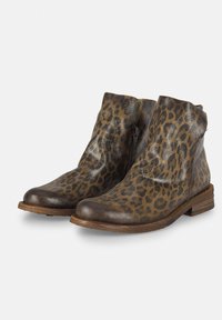 Stivali ankle con stampa leopardata, rifiniti in finta pelle marrone, con zip laterale, punta arrotondata e tacco basso impilato. Il motivo testurizzato aumenta l'interesse visivo.