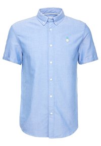 Camicia con maniche corte e bottoni di colore azzurro chiaro, realizzata in un tessuto dalla texture liscia. Presenta un piccolo iconico ananas ricamato sul lato sinistro del petto.