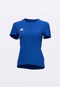Blå atletisk t-shirt tillverkad av mjukt tyg. Har korta ärmar och en böjd fåll. Vit Adidas-logga på vänster bröst.