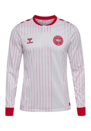 Weißes langärmeliges Fußballtrikot mit dünnen roten vertikalen Streifen, roten Bündchen und Kragen, Logo des Dänischen Fußballverbands und Hummel-Logo auf der Brust.
