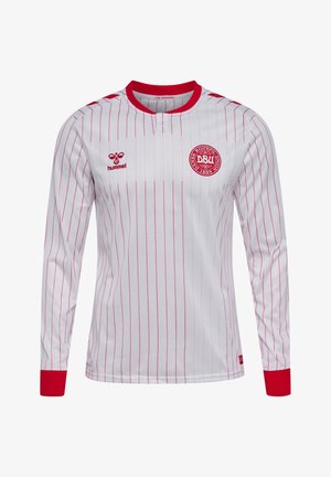Wit voetbalshirt met lange mouwen met dunne rode verticale strepen, rode manchetten en kraag, logo van de Deense voetbalbond en Hummel-logo op de borst.