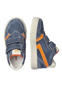 Sneakers in suede blu con accenti arancioni e cinturini hook-and-loop. Presentano una superficie testurizzata, suola in gomma bianca e interno imbottito.