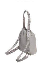 Zaino grigio con coulisse, con logo sulle bretelle, in tessuto morbido, di forma triangolare e con hardware regolabile. Include bretelle abbinate.