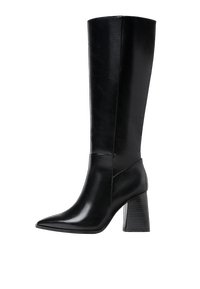 Bottes en cuir noir arrivant au genou, avec un bout pointu, une texture lisse et un talon épais et cranté pour la stabilité. Design élégant avec des accents minimalistes.