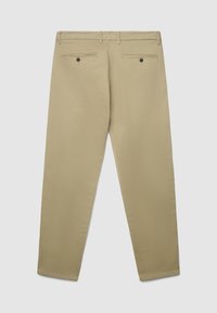 Pantaloni kaki con una texture liscia, taglio dritto, due tasche posteriori con bottoni neri e una cintura piatta.