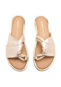 Chanclas de slide metálico en color rosa dorado con una tira delantera atada, suela interna de color bronce y un sutil acento metálico en el borde de la suela.